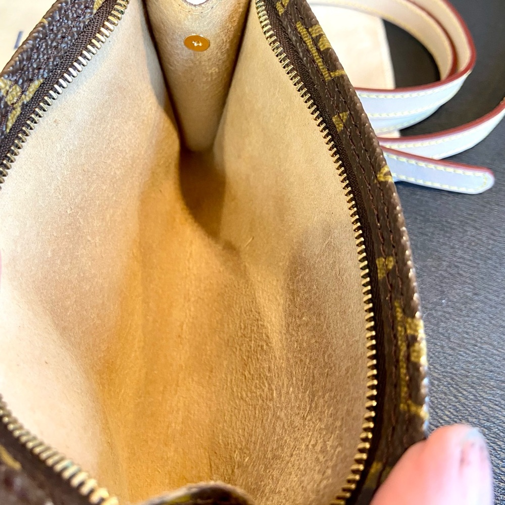 Louis Vuitton Pouch PM Crossbody - Picture 5 of 8